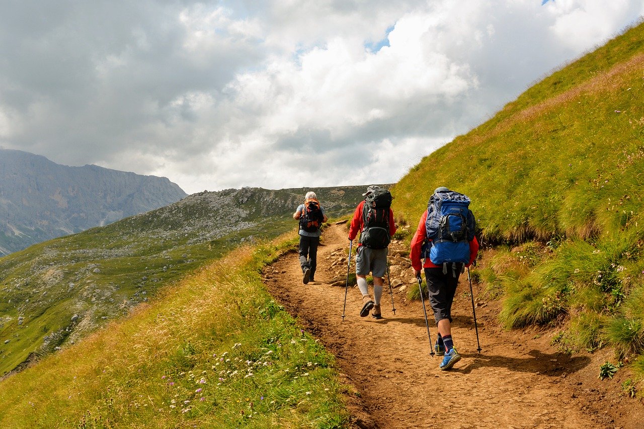 Buty trailowe czy trekkingowe – które wybrać na górskie wycieczki?