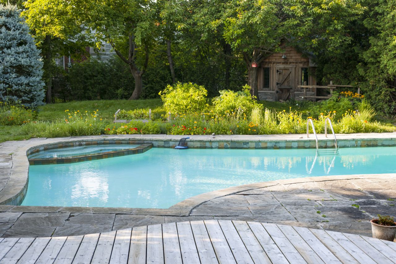 Typy basenów, na jakie można się zdecydować we własnym ogrodzie
