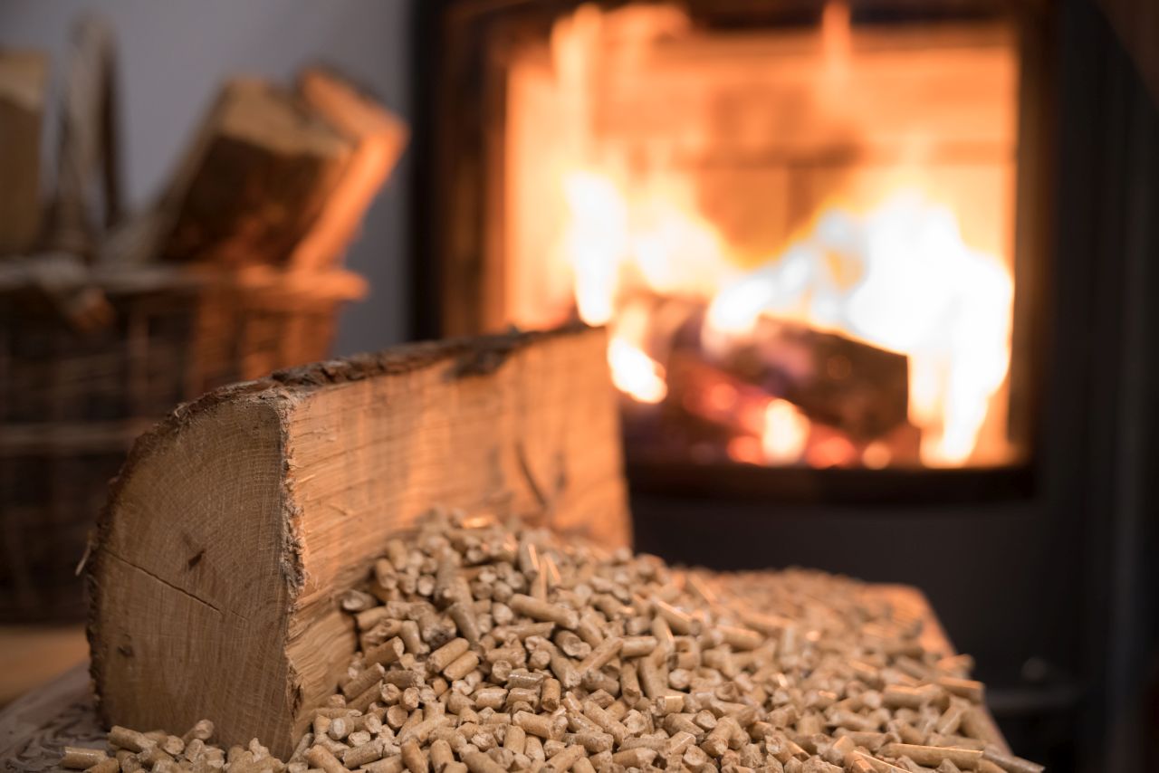Przewodnik po kominkach – postawić na spalanie drewna czy na gaz?