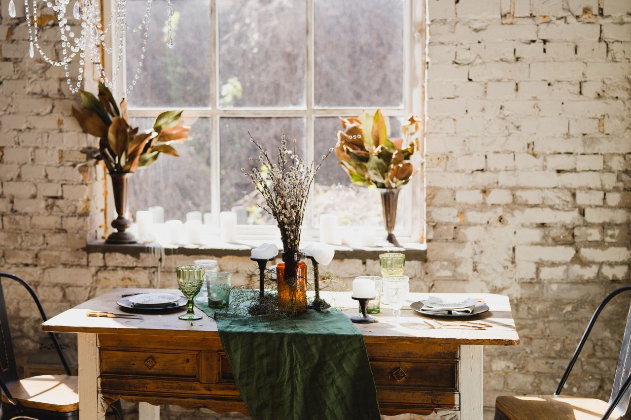 Przygotowanie stołu na przyjście gości – co powinno się na nim znaleźć?
