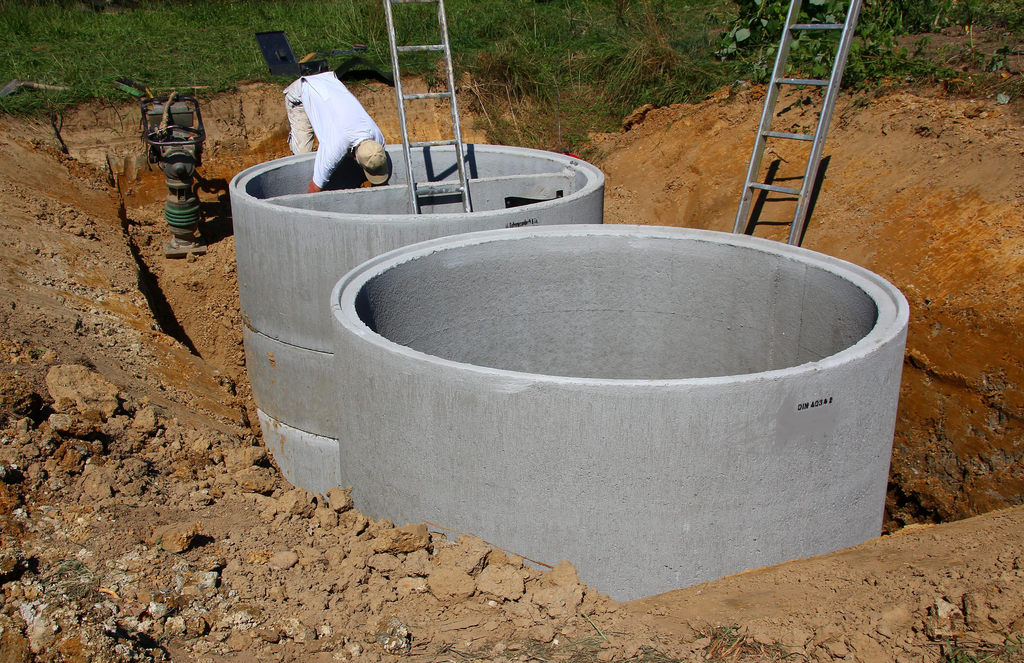 Jak przebiega montaż szamba betonowego krok po kroku?