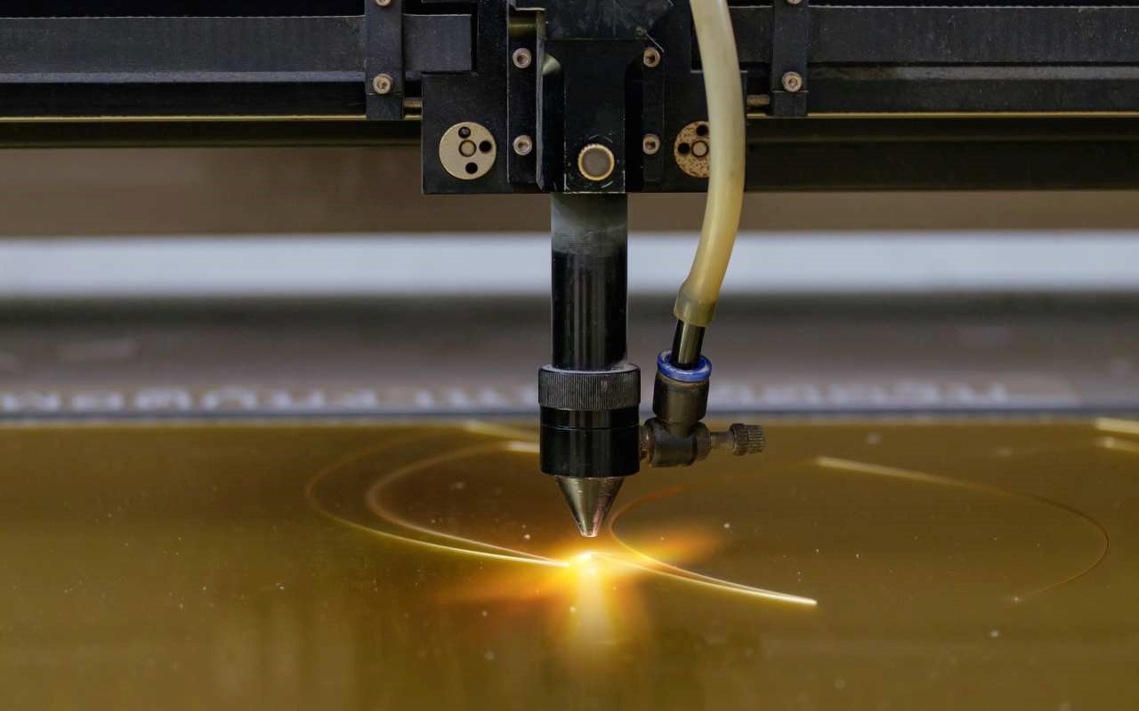 Wycinarki laserowe – dlaczego warto skorzystać z tych sprzętów?